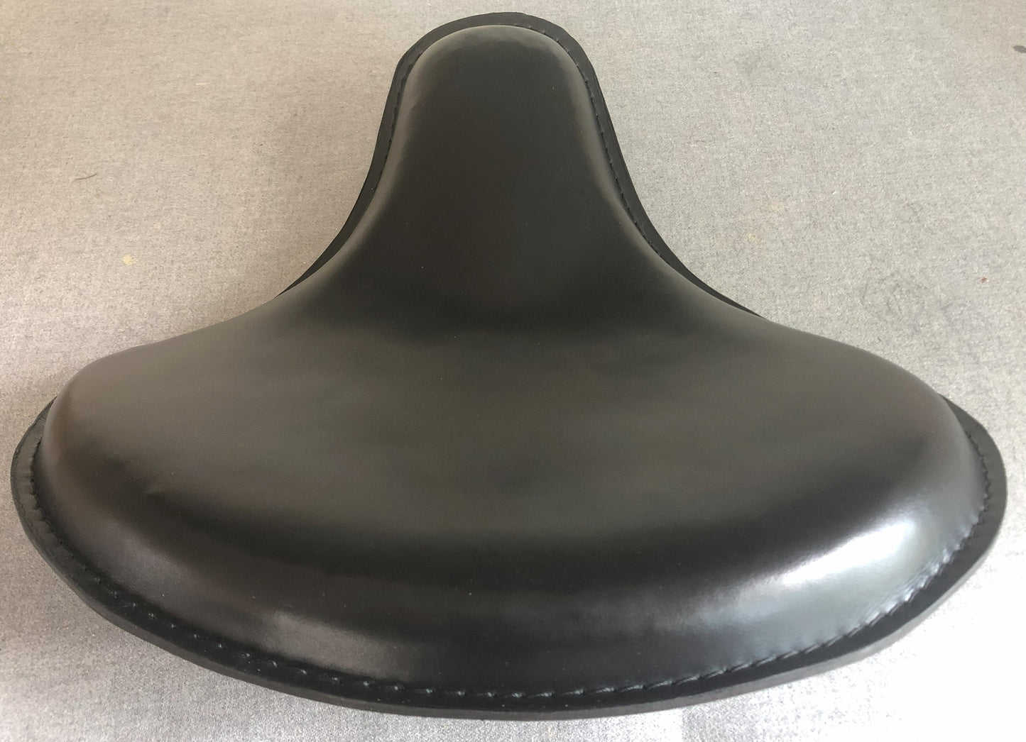 Ext Wide large Solo Seat
Top Genuine BLK Thick Leather 
Wide / Tractor Style 
Plain Extra Comfort 28mm Padding
3.5mm HeavyFormed Steel - Champ Customs Shop
