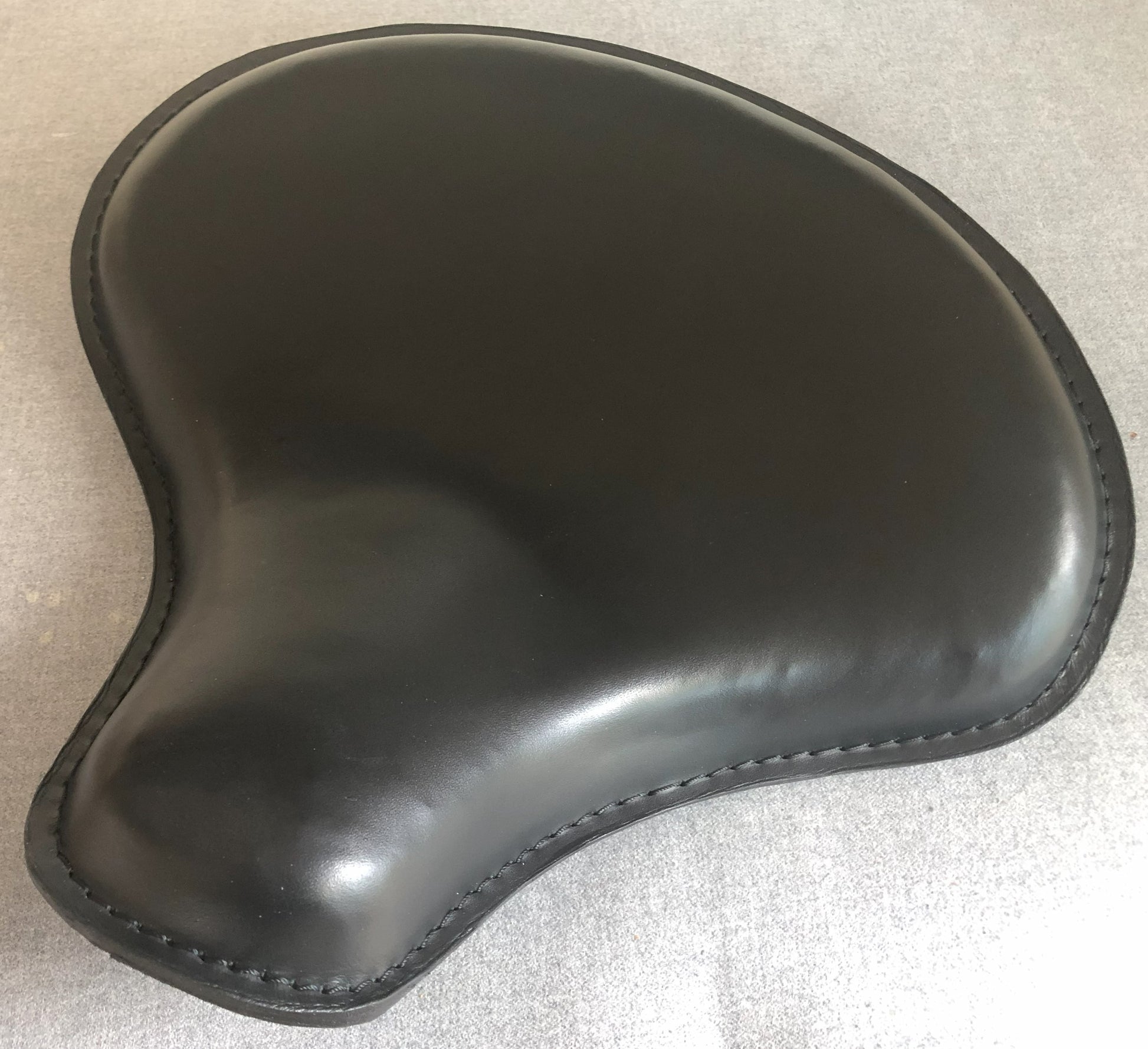 Ext Wide large Solo Seat
Top Genuine BLK Thick Leather 
Wide / Tractor Style 
Plain Extra Comfort 28mm Padding
3.5mm HeavyFormed Steel - Champ Customs Shop