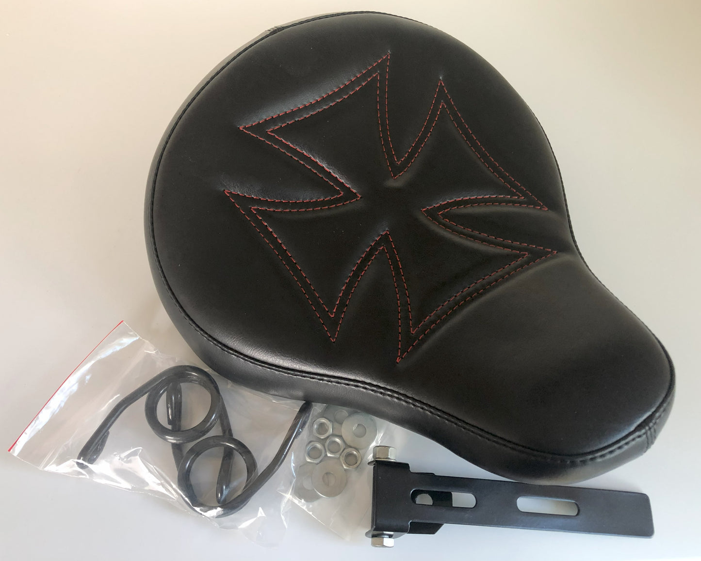 Universal Solo Seat Harley Yamaha Chopper Bobber Honda Triumph IRON CROSS + KIT